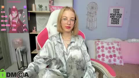 Mia online show from September 28, 3:06 pm