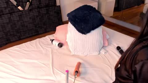 oIssaJonneso online show from October 5, 2:33 pm