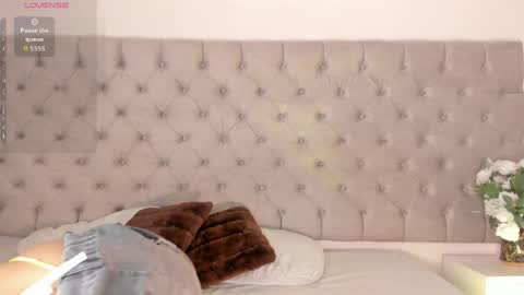 Isis Larah online show from April 12, 4:43 pm