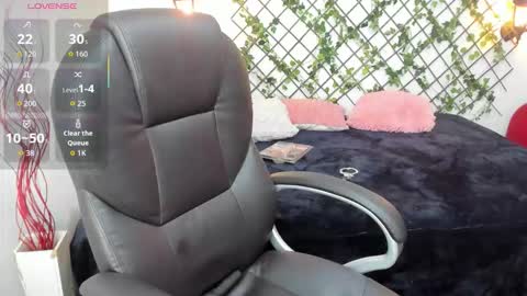 Issa  online show from October 25, 2:25 pm