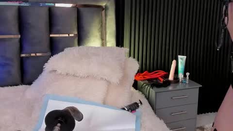 Issafoxx online show from December 2, 1:13 pm