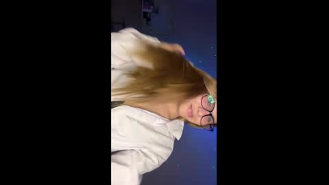 isabella online show from April 4, 2:10 am