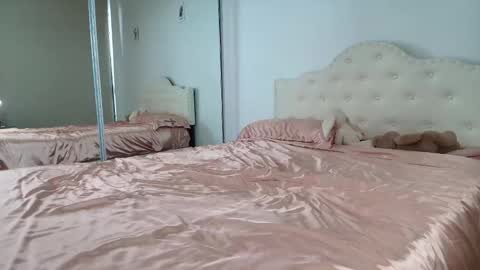 itschanelxx online show from December 17, 10:43 pm