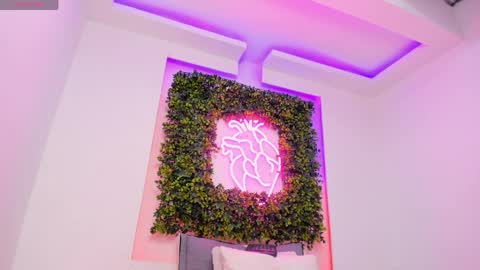 Itzel  online show from April 4, 4:39 pm