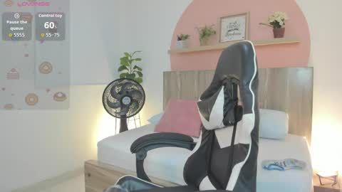 I V E T T E online show from April 7, 8:11 pm