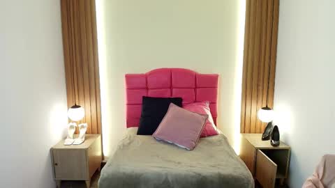 I V O N N E R O S S online show from February 18, 12:26 pm