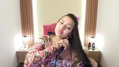 I V O N N E R O S S online show from February 23, 12:15 pm