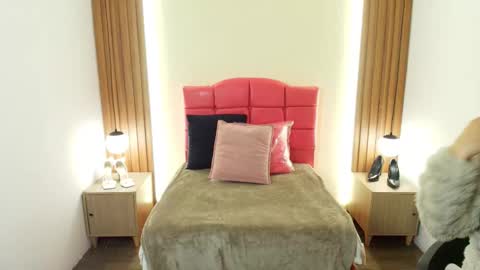 I V O N N E R O S S online show from February 24, 12:15 pm