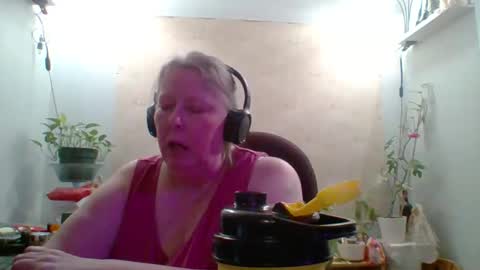 ivyjane3522 online show from May 12, 11:44 pm