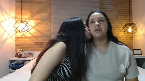 Jazmin and Scarlett online show from December 5, 9:21 am