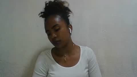 joliedonnue online show from December 19, 11:24 am