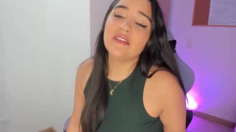 juli_santos_22 online show from February 1, 3:28 pm