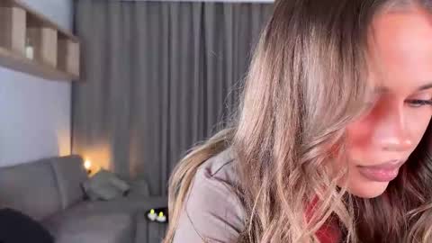 Julia R Le online show from January 13, 9:30 pm