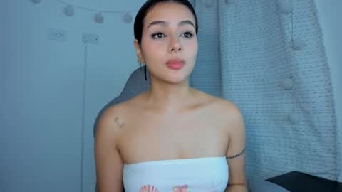 julia_strauns online show from January 27, 5:47 am