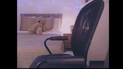 julialiones online show from March 18, 5:40 pm