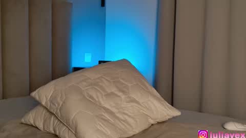 julirece online show from October 13, 8:33 pm