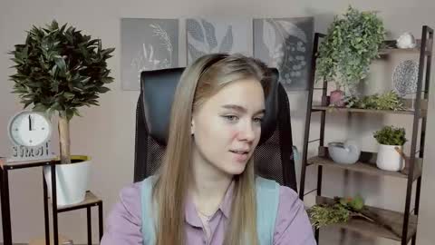 junewoods online show from November 12, 7:39 am