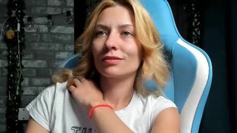 karoline121 online show from September 19, 8:30 pm