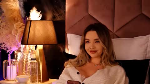 KatJolie online show from October 5, 7:30 pm