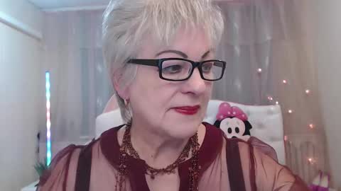 kaylesmoll online show from September 12, 7:10 pm