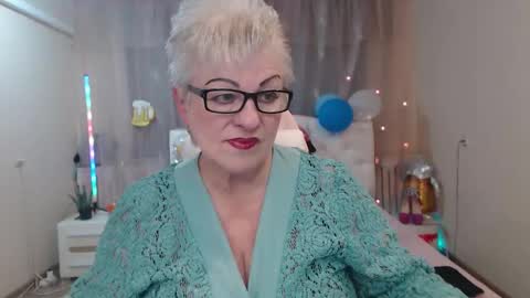 kaylesmoll online show from October 7, 6:45 pm