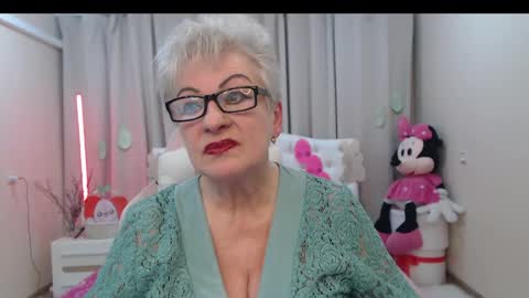 kaylesmoll online show from April 14, 7:03 pm