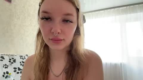 Mia online show from June 18, 9:14 am