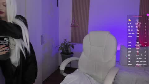 Kendall  online show from October 11, 9:06 pm