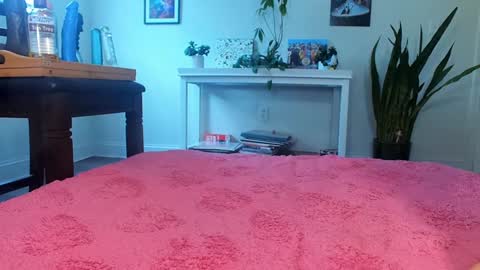 Khloe online show from March 2, 8:48 pm