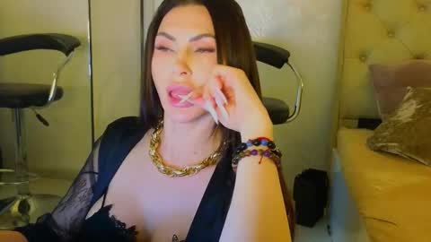 KIm online show from February 3, 6:23 pm