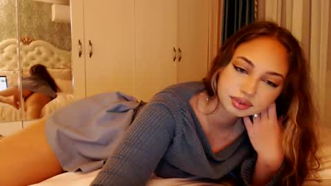 Kim Lee  online show from December 3, 3:44 pm