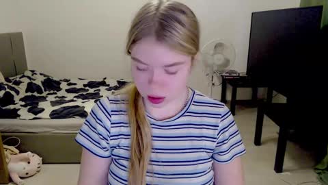 Jennyblonde and Emmabrunette online show from December 6, 10:16 am