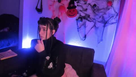 kitty__chs online show from November 16, 1:33 pm