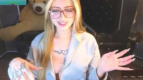 kitty_fox_b online show from November 24, 1:57 pm