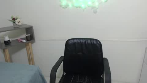 kittylove_x online show from June 23, 5:44 pm