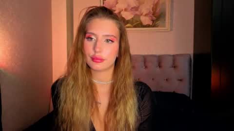 Mona  Sophia online show from August 4, 6:58 pm