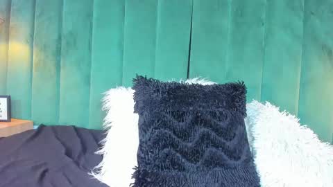 K I T T Y Y  online show from November 9, 9:22 pm