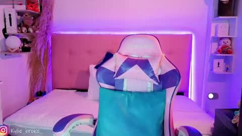 k ylie online show from April 23, 9:17 pm