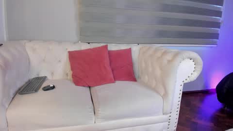 lara_reynolds_ online show from March 21, 8:36 pm