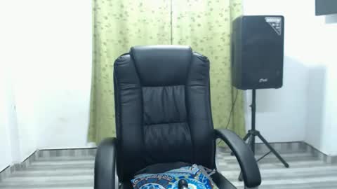 CALL ME LOVE  LAURA online show from April 22, 4:09 am