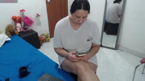 laura_foxx2379 online show from October 2, 2:16 am