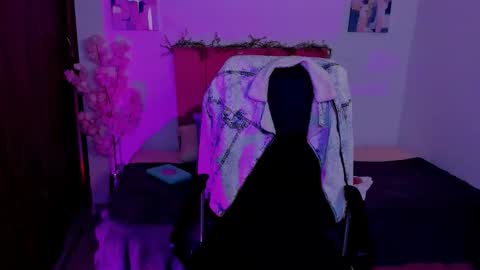 Laura Rose online show from October 25, 8:05 pm