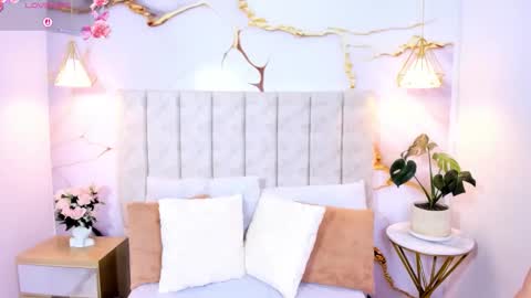 Laura Smith online show from March 8, 2:04 am