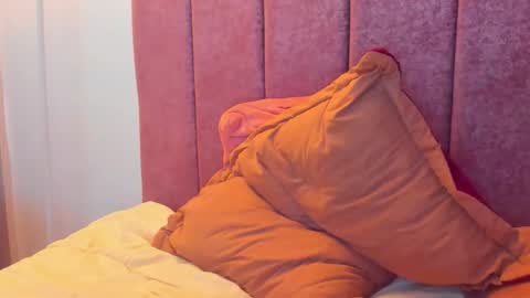 LAURA SOE online show from November 29, 2:04 am