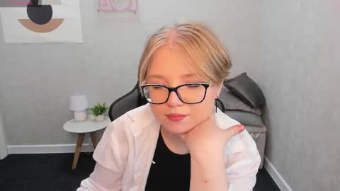 Laura online show from February 8, 9:46 am