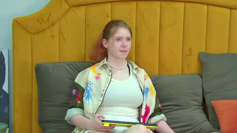 Laura online show from May 6, 5:06 pm