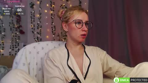 Mia online show from February 24, 10:03 am