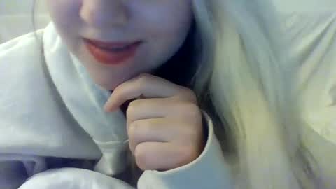 layannalea online show from December 14, 6:35 am