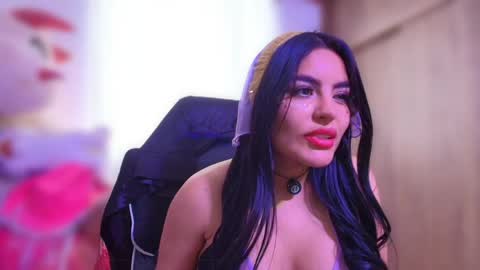 Layla online show from April 23, 4:09 pm