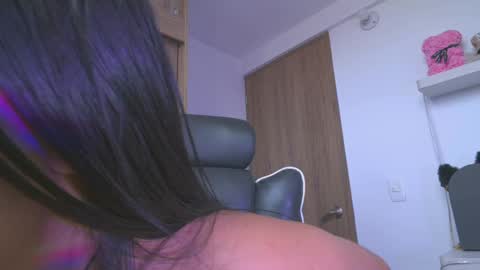 Layla online show from June 3, 2:33 pm